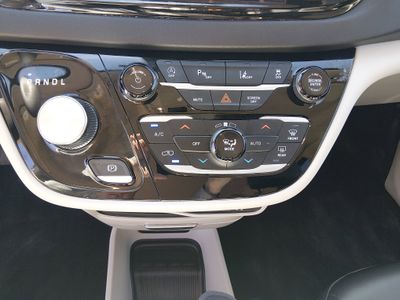 2023 Chrysler Pacifica — photo 22 view