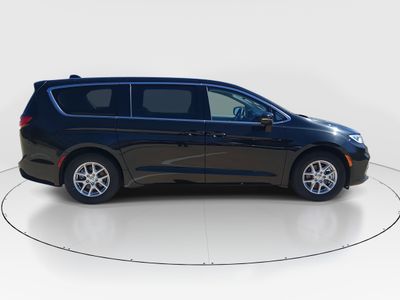 2023 Chrysler Pacifica — photo 8 view