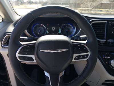 2023 Chrysler Pacifica — photo 12 view