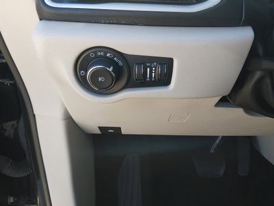 2023 Chrysler Pacifica — photo 13 view