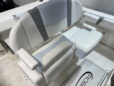 2026 Robalo R230 - Photo 10