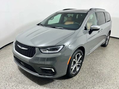 2023 Chrysler Pacifica Pinnacle in Ceramic Gray Clearcoat — front three-quarter view
