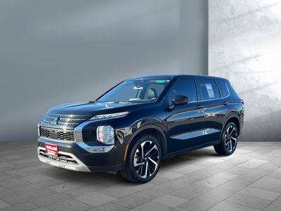 2024 Mitsubishi Outlander — front three-quarter view