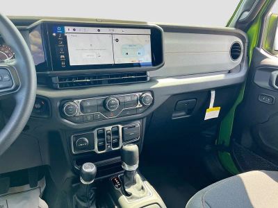 2025 Jeep Wrangler — photo 21 view
