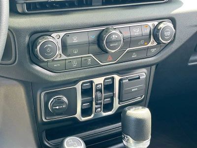 2025 Jeep Wrangler — photo 15 view