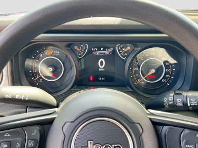 2025 Jeep Wrangler — photo 12 view