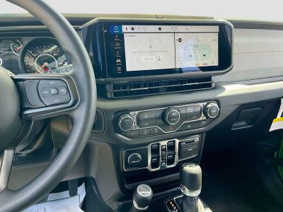 2025 Jeep Wrangler — photo 14 view