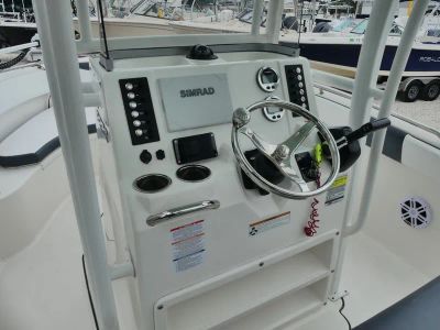 2021 Robalo R222 — photo 9 view