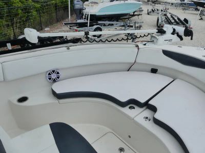 2021 Robalo R222 — photo 13 view
