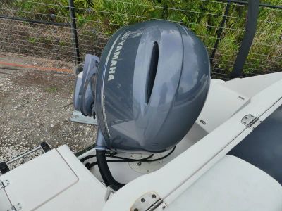 2021 Robalo R222 — detail view