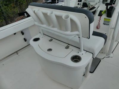 2021 Robalo R222 — engine compartment view