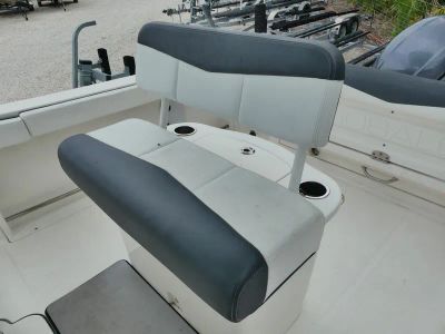 2021 Robalo R222 — photo 10 view