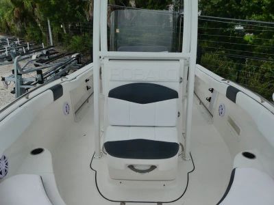 2021 Robalo R222 — photo 16 view