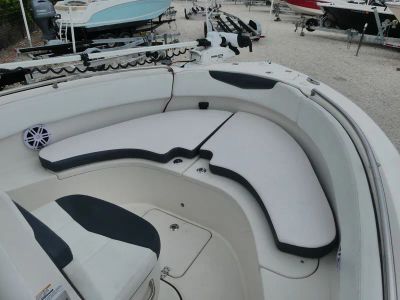 2021 Robalo R222 — photo 12 view