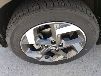 2025 Hyundai Venue — photo 10 view