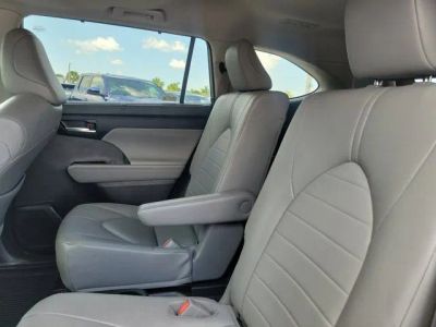 2023 Toyota Highlander — photo 18 view