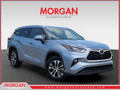 2023 Toyota Highlander XLE in Moon Dust — front three-quarter view