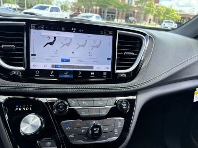 2026 Chrysler Pacifica — photo 19 view