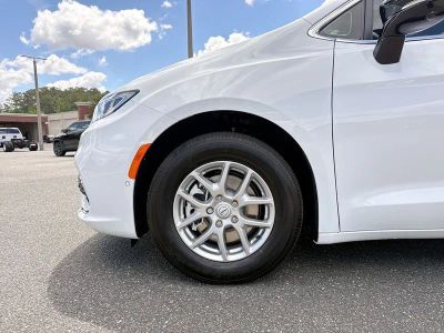 2026 Chrysler Pacifica — photo 10 view