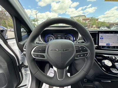 2026 Chrysler Pacifica — photo 13 view