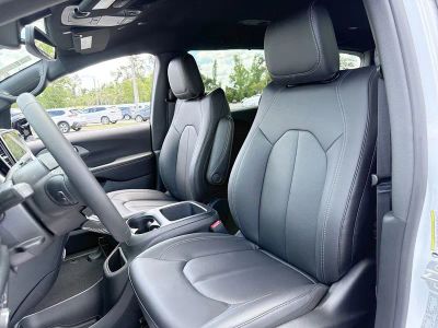 2026 Chrysler Pacifica — photo 11 view