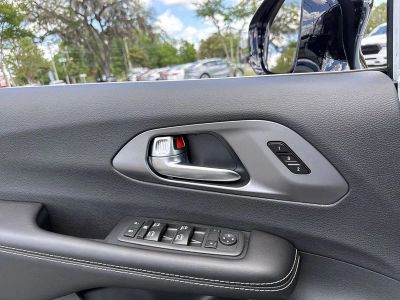 2026 Chrysler Pacifica — photo 12 view