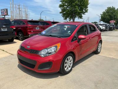 2013 Kia Rio — rear three-quarter view