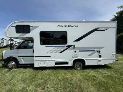 2027 THOR FOUR WINDS 21Z — front three-quarter view
