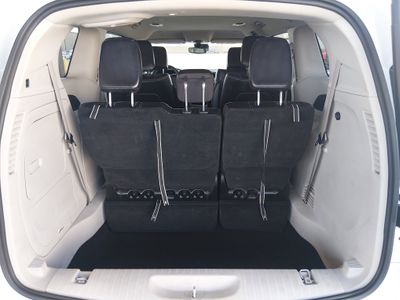 2023 Chrysler Pacifica — photo 11 view