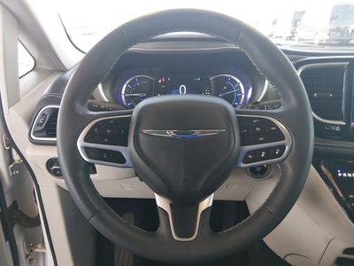 2023 Chrysler Pacifica — photo 12 view
