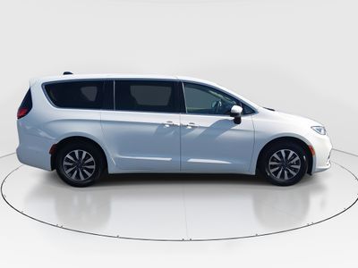 2023 Chrysler Pacifica — photo 8 view