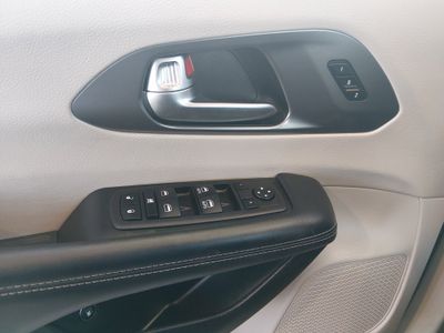 2023 Chrysler Pacifica — photo 19 view