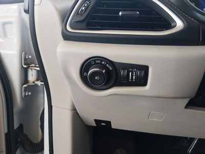 2023 Chrysler Pacifica — photo 13 view