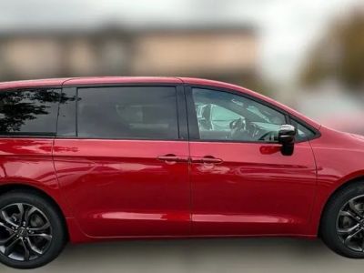 2026 Chrysler Pacifica — side profile view