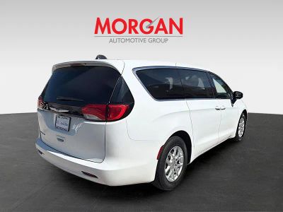 2023 Chrysler Voyager — photo 7 view