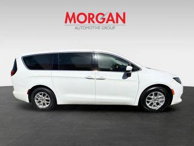 2023 Chrysler Voyager — photo 8 view