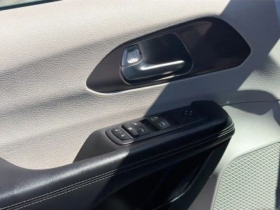 2023 Chrysler Voyager — photo 16 view
