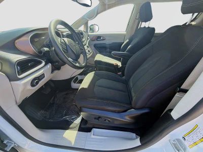 2023 Chrysler Voyager — photo 18 view