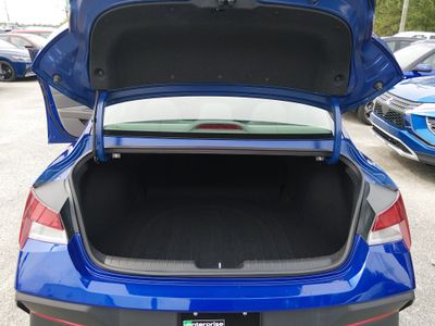 2024 Hyundai Elantra — photo 11 view