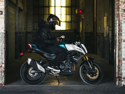 2026 CFMOTO 450NK - Photo 6