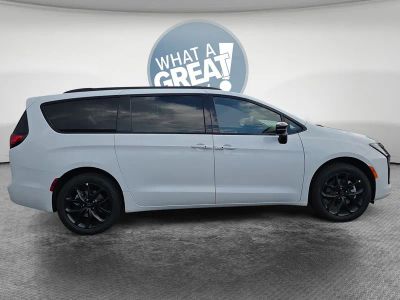 2027 Chrysler Pacifica — side profile view