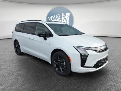 2027 Chrysler Pacifica Limited in Bright White Clearcoat — front three-quarter view