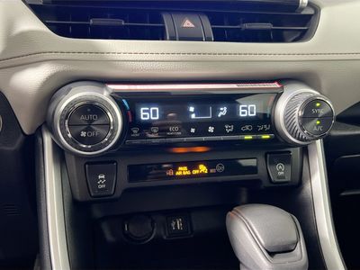 2025 Toyota RAV4 - Photo 23