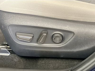 2025 Toyota RAV4 - Photo 13