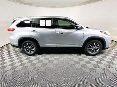 2019 Toyota Highlander - Photo 2