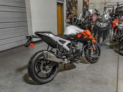 2027 KTM 990 Duke - Photo 4