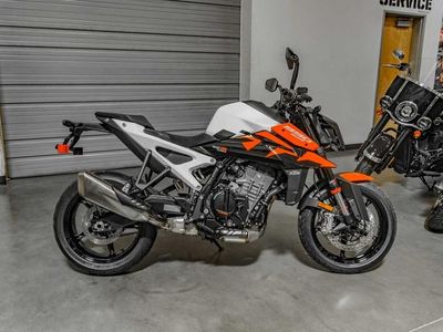 2027 KTM 990 Duke - Photo 3
