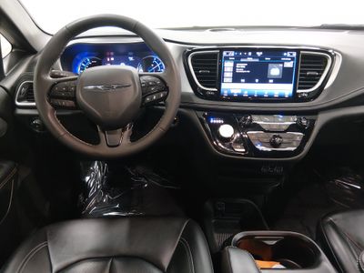 2024 Chrysler Pacifica — photo 12 view