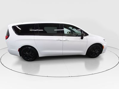 2024 Chrysler Pacifica — photo 8 view