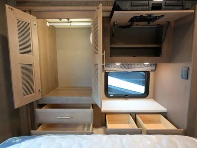 2021 Thor Motor Coach OMNI — photo 36 view